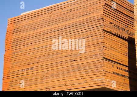 Pile di pannelli di compensato di spessore arancione verniciato da quattro per otto metri in un deposito all'aperto. Foto Stock