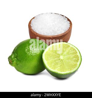 Limes e sale isolati su bianco. Ingredienti per cocktail Margarita Foto Stock