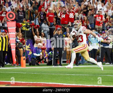 Las Vegas, Stati Uniti. 11 febbraio 2024. Il running back dei San Francisco 49ers Christian McCaffrey (23) corre in touchdown contro i Kansas City Chiefs durante la prima metà del Super Bowl LVIII all'Allegiant Stadium di Las Vegas, Nevada, domenica 11 febbraio 2024. Foto di John Angelillo/UPI credito: UPI/Alamy Live News Foto Stock