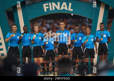 AFACON FINAL, ABIDJAN, COSTA D'AVORIO, VENERDÌ 11 FEBBRAIO, 2024. l'organismo arbitro che riceve la sua medaglia Foto Stock