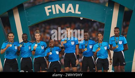 AFACON FINAL, ABIDJAN, COSTA D'AVORIO, VENERDÌ 11 FEBBRAIO, 2024. l'organismo arbitro che riceve la sua medaglia Foto Stock