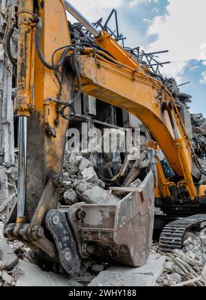 Distrutte e bruciate case nella città in guerra Ucraina Foto Stock