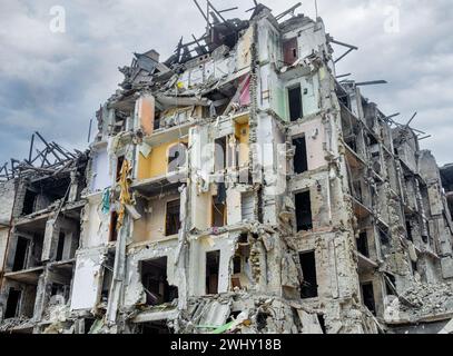 Distrutte e bruciate case nella città in guerra Ucraina Foto Stock
