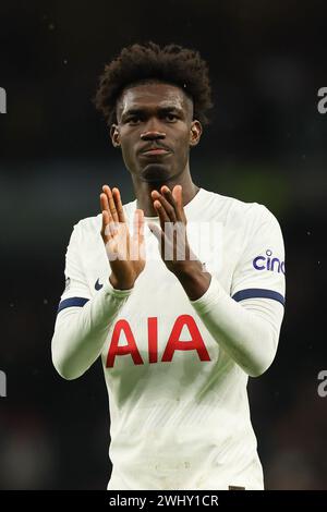 Londra, Regno Unito. 11 febbraio 2024. Yves Bissouma del Tottenham Hotspur saluta i tifosi di casa a tempo pieno durante la partita di Premier League tra il Tottenham Hotspur e il Brighton e Hove Albion al Tottenham Hotspur Stadium di Londra, Inghilterra il 10 febbraio 2024. Foto di Ken Sparks. Solo per uso editoriale, licenza richiesta per uso commerciale. Non utilizzare in scommesse, giochi o pubblicazioni di singoli club/campionato/giocatori. Crediti: UK Sports Pics Ltd/Alamy Live News Foto Stock