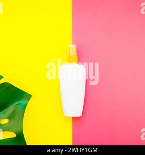 Mockup con bottiglia vuota per la protezione solare estiva Foto Stock