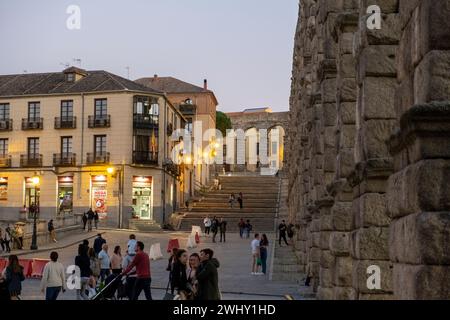 2023 09 23 Segovia, Spagna. Turisti all'antico acquedotto romano. Foto Stock
