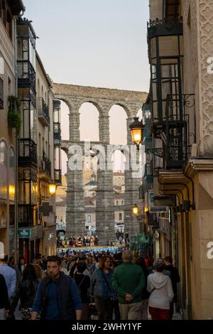 2023 09 23 Segovia, Spagna. Turisti all'antico acquedotto romano. Foto Stock