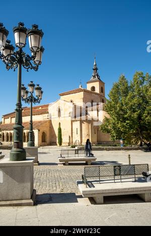 2023 09 23 Segovia, Spagna. Veduta di avenue Acueducto e della chiesa di San Clemente Foto Stock