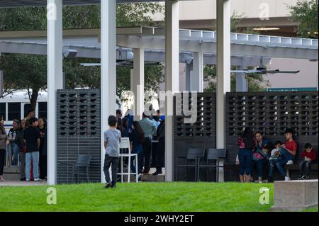 Houston, Stati Uniti. 11 febbraio 2024. Una donna nei suoi primi anni '30 ha aperto il fuoco alla Lakewood Church, poco prima delle 14:00 CT di domenica 11 febbraio 2024 a Houston, Texas. La mega-chiesa di Joel Olsteen, la più grande del Texas, stava appena iniziando il loro servizio spagnolo quando è iniziata la sparatoria. L'assassino è stato colpito e ucciso da un agente di polizia fuori servizio; è stata accompagnata da un bambino di 5 anni che è stato colpito e portato al Texas Children's Hospital. (Foto di Jennifer Lake/SIPA USA) credito: SIPA USA/Alamy Live News Foto Stock