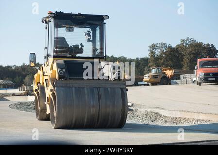 Rullo per strada nelle costruzioni e nei lavori stradali Foto Stock