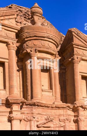 Primo piano del monastero di ed Deir, Petra, Giordania Foto Stock
