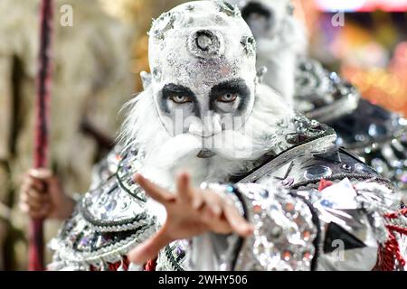 Rio De Janeiro, Brasile. 11 febbraio 2024. RJ - RIO DE JANEIRO - 02/11/2024 - CARNEVALE RIO 202, GRUPPO SPECIALE PARATA - membri della Scuola Samba Unidos do Porto da Pedra durante la presentazione della prima serata della sfilata speciale di gruppo di Rio de Janeiro al Marques de Sapucai Sambadrome questa domenica (11). Foto: Thiago Ribeiro/AGIF (foto di Thiago Ribeiro/AGIF/Sipa USA) credito: SIPA USA/Alamy Live News Foto Stock