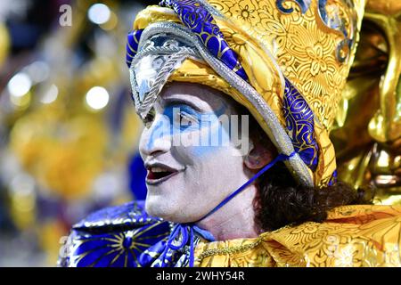 Rio De Janeiro, Brasile. 11 febbraio 2024. RJ - RIO DE JANEIRO - 02/11/2024 - CARNEVALE RIO 202, GRUPPO SPECIALE PARATA - membri della Scuola Samba Unidos do Porto da Pedra durante la presentazione della prima serata della sfilata speciale di gruppo di Rio de Janeiro al Marques de Sapucai Sambadrome questa domenica (11). Foto: Thiago Ribeiro/AGIF (foto di Thiago Ribeiro/AGIF/Sipa USA) credito: SIPA USA/Alamy Live News Foto Stock