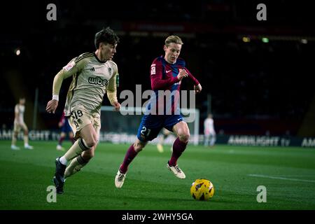 Barcellona, Spagna. 11 febbraio 2024. Il Frenkie de Jong (R) del Barcellona si confronta con Facundo Pellistri del Granada durante una partita di calcio spagnola (la Liga) tra FC Barcelona e Granada CF a Barcellona, in Spagna, l'11 febbraio 2024. Crediti: Joan Gosa/Xinhua/Alamy Live News Foto Stock