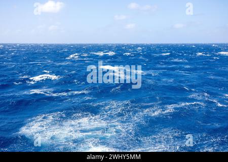 Onde nell'Atlantico instabile, viste dalla nave da crociera Cunard Queen Victoria, nell'Oceano Atlantico Foto Stock
