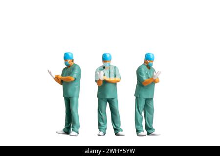 Persone in miniatura giovane medico in scrub isolati su sfondo bianco con percorso di ritaglio Foto Stock