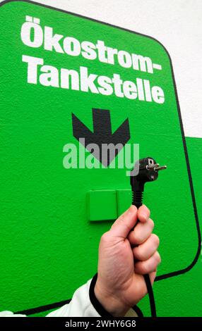 Una stazione di rifornimento di elettricità verde Foto Stock