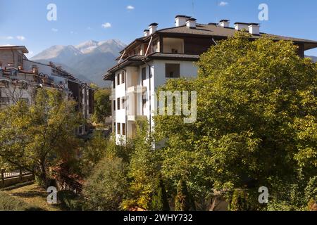 Hotel e Pirin Mountains a Bansko, Bulgaria Foto Stock