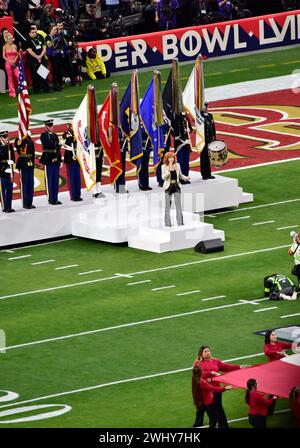 Las Vegas, Nevada, USA, 11 febbraio 2024 - Reba McEntire canta l'inno nazionale mentre lanciano la bandiera americana, al Super Bowl LVIII dell'NFL giocato all'Allegiant Stadium di Las Vegas, Nevada. Crediti: Ken Howard/Alamy Live News Foto Stock