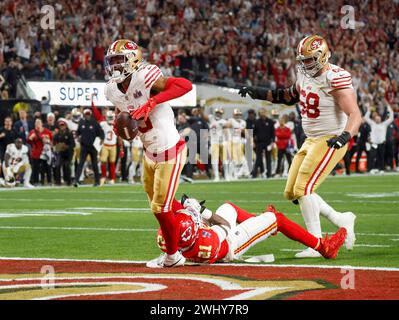 Las Vegas, Stati Uniti. 11 febbraio 2024. Il wide receiver dei San Francisco 49ers Jauan Jennings (15) segna un touchdown oltre la safety dei Kansas City Chiefs Mike Edwards (21) su un passaggio da 10 yard ricevuto durante il quarto quarto quarto del Super Bowl LVIII all'Allegiant Stadium di Las Vegas, Nevada, domenica 11 febbraio 2024. Foto di John Angelillo/UPI credito: UPI/Alamy Live News Foto Stock