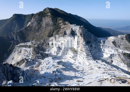 Documentazione aerea dell'estrazione del marmo bianco Foto Stock