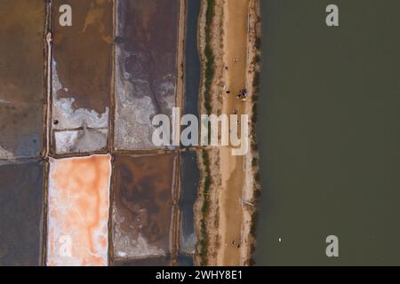 Cahuil, Santiago, Cile. 11 febbraio 2024. I turisti camminano tra le saline e la laguna di Cahuil, Cile. (Immagine di credito: © Matias Basualdo/ZUMA Press Wire) SOLO PER USO EDITORIALE! Non per USO commerciale! Foto Stock