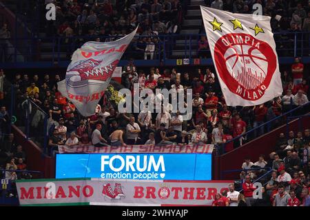 Milano, Italia. 8 febbraio 2024. Italia, Milano, 8 febbraio 2024: I tifosi di Armani Milano sventolano le bandiere negli stand durante la partita di basket EA7 Emporio Armani Milan vs Real Madrid, EuroLeague 2023-24 round 26 (Credit Image: © Fabrizio Andrea Bertani/Pacific Press via ZUMA Press Wire) SOLO USO EDITORIALE! Non per USO commerciale! Foto Stock