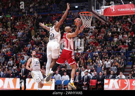 Milano, Italia. 8 febbraio 2024. Italia, Milano, 8 febbraio 2024: Shavon Shields (Armani) attacca il basket nel 4° trimestre durante la partita di basket EA7 Emporio Armani Milan vs Real Madrid, EuroLeague 2023-24 round 26 (Credit Image: © Fabrizio Andrea Bertani/Pacific Press via ZUMA Press Wire) SOLO USO EDITORIALE! Non per USO commerciale! Foto Stock