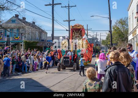 NEW ORLEANS, LOUISIANA, Stati Uniti d'America - 19 FEBBRAIO 2023: Il galleggiante di Krewe of Thoth King si sposta lungo Magazine Street tra una folla in occasione del Mardi Gras Foto Stock