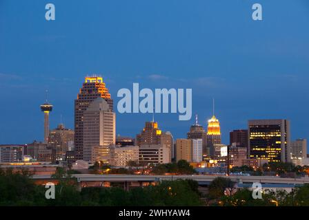 Skyline notturno di San Antonio, Texas - USA Foto Stock