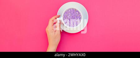 Tazza di bellissimi fiori di lilla infusi d'acqua Foto Stock