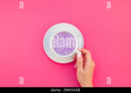 Tazza di bellissimi fiori di lilla infusi d'acqua Foto Stock