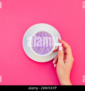 Tazza di bellissimi fiori di lilla infusi d'acqua Foto Stock