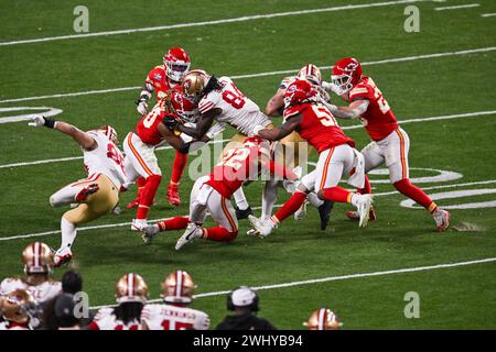 Las Vegas, Stati Uniti. 11 febbraio 2024. Il running back dei San Francisco 49ers n. 23 Christian McCaffrey viene placcato durante i supplementari del Super Bowl LVIII tra i San Francisco 49ers e i Kansas City Chiefs tenuti all'Allegiant Stadium di Las Vegas, Nevada l'11 febbraio 2024. (Foto di Anthony Behar/Sipa USA) credito: SIPA USA/Alamy Live News Foto Stock
