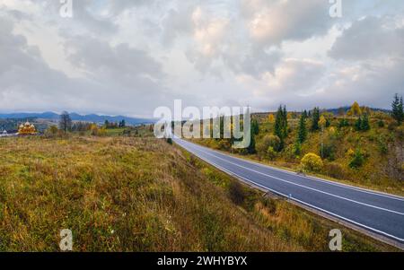 Le montagne Carpazi e l'autostrada sul passo di montagna, Ucraina. Foto Stock