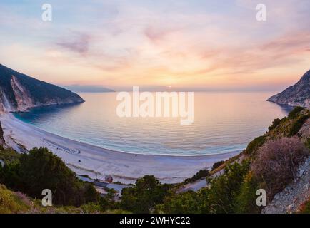 Tramonto sulla spiaggia di Myrtos (Grecia, Cefalonia, Mar Ionio). Foto Stock