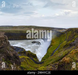 Pittoresco pieno di acqua grande cascata Gullfoss vista autunno, sud-ovest Islanda. Foto Stock