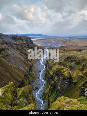 Bellissimo autunno Mulagljufur Canyon, Islanda. Si trova non lontano dalla tangenziale e dal ghiacciaio Fjallsarlon con ghiaccio Breidarlon Foto Stock