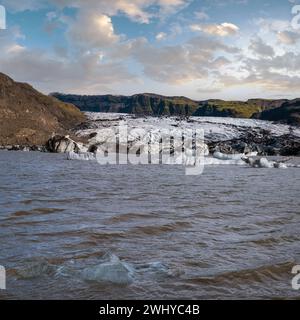 Solheimajokull pittoresco ghiacciaio nel sud dell'Islanda. La lingua di questo ghiacciaio scivola dal vulcano Katla. Bellissimo glac Foto Stock