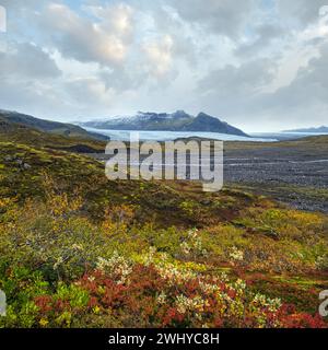 Splendida vista autunnale dal canyon di Mulagljufur al ghiacciaio di Fjallsarlon con la laguna ghiacciata di Breidarlon, Islanda. Non lontano dalla circonvallazione Foto Stock