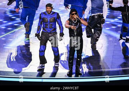 Las Vegas, Stati Uniti. 11 febbraio 2024. Usher e Lil Jon si esibiscono durante l'Apple Music Halftime Show durante il Super Bowl LVIII tra i San Francisco 49ers e i Kansas City Chiefs tenutosi all'Allegiant Stadium di Las Vegas, Nevada l'11 febbraio 2024. (Foto di Anthony Behar/Sipa USA) credito: SIPA USA/Alamy Live News Foto Stock