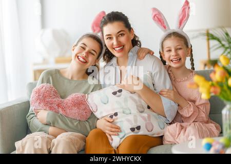 Buone vacanze. Madre e le sue figlie. La famiglia festeggia la Pasqua. Le bambine adorabili indossano orecchie da coniglio. Foto Stock