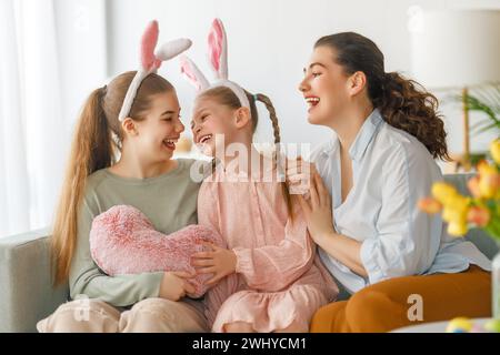 Buone vacanze. Madre e le sue figlie. La famiglia festeggia la Pasqua. Le bambine adorabili indossano orecchie da coniglio. Foto Stock