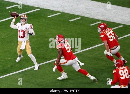 Las Vegas, Stati Uniti. 11 febbraio 2024. Il quarterback dei San Francisco 49ers Brock Purdy (13) passa nel primo quarto del Super Bowl LVIII contro i Kansas City Chiefs all'Allegiant Stadium di Las Vegas domenica 11 febbraio 2024. (Foto di Karl Mondon/Bay area News Group/TNS/Sipa USA) credito: SIPA USA/Alamy Live News Foto Stock