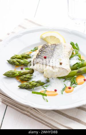 Filetto di nasello con salsa di asparagi Foto Stock