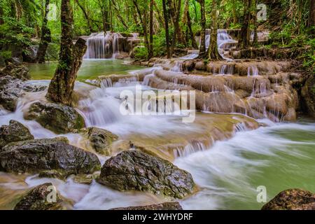 Erawan Waterfall Thailand, splendida cascata di foresta profonda in Thailandia Foto Stock