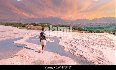 Travertino naturale piscine e terrazze in Pamukkale. Castello di cotone nel sud-ovest della Turchia Foto Stock