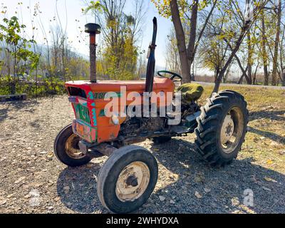 Trattore macchine agricole scena non urbana in un villaggio in Pakistan: SWAT, Pakistan - 5 dicembre 2023. Foto Stock