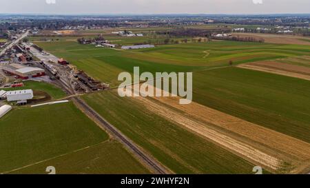 Paesaggio dei droni della campagna Amish con terreni agricoli, fattorie e Rolling Hills in un giorno d'inverno Foto Stock