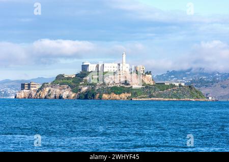 Isola di Alcatraz dal molo 39, Baia di San Francisco, San Francisco, California, Stati Uniti d'America Foto Stock